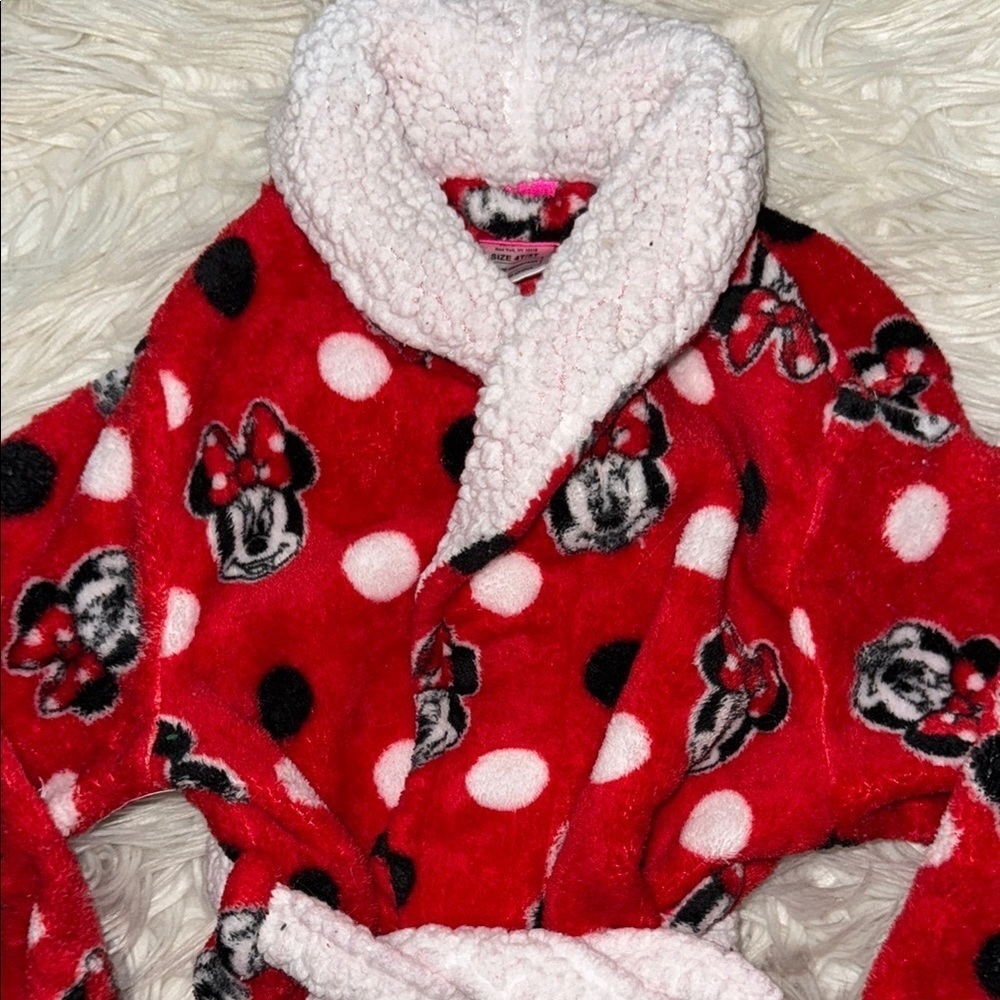 Adorable Minnie Mouse Robe - Picture 2 of 5